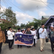 Peserta pawai dan Tarhib Ramadhan yang diselenggarakan oleh Dewan Da’wah Kota Langsa bekerjasama dengan BKM Masjid Al-Muttaqin dan TPQ Hijrah Al-Munawwarah, di Gampong Serambi Indah Kota Langsa, Kamis (16/3/2023).