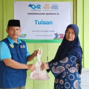 Ketua Dewan Dakwah Aceh Singkil, Abdul Muhri, menyerahkan daging kurban kepada masyarakat di kampung Tulaan, Kecamatan Gunung Meriah, Kabupaten Aceh Singkil